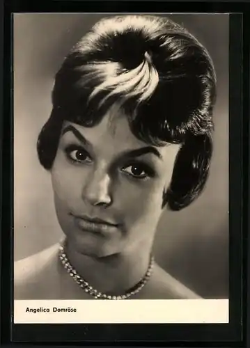 AK Schauspielerin Angelica Domröse mit Diamantenkette