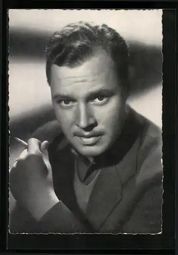 AK Schauspieler Ivan Desny mit Zigarette in der Hand