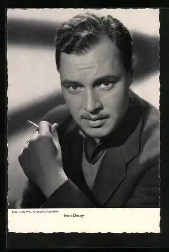 AK Schauspieler Ivan Desny mit Zigarette