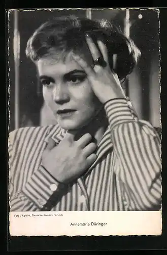 AK Schauspielerin Annemarie Düringer fasst sich ins Haar