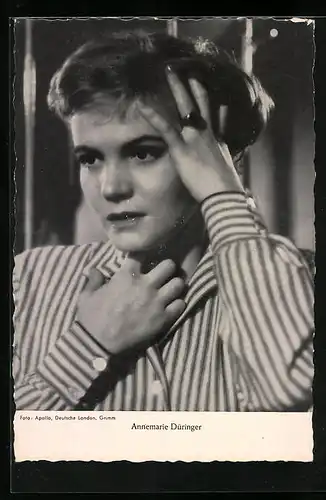 AK Schauspielerin Annemarie Düringer fasst sich ins Haar