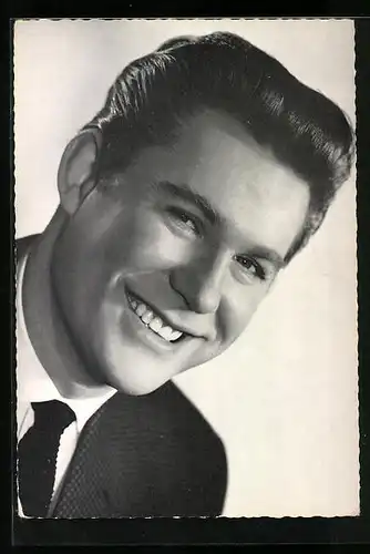 AK Schauspieler Willy Hagara lächelt in die Kamera