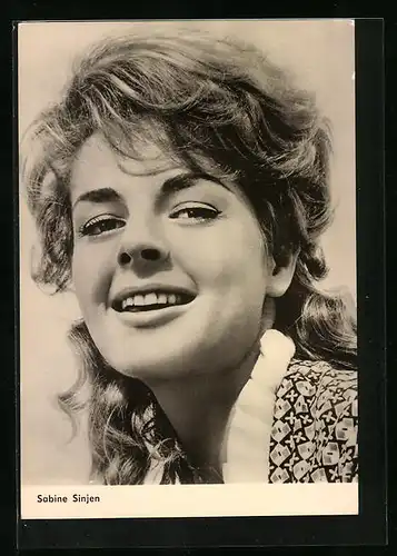 AK Schauspielerin Sabine Sinjen lächelt in die Kamera