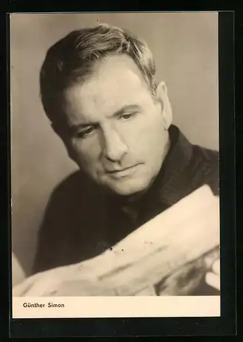 AK Schauspieler Günther Simon liest Zeitung