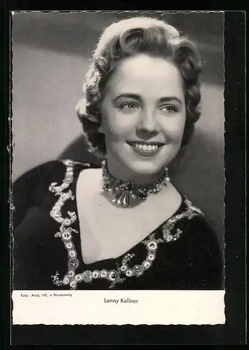 AK Schauspielerin Lonny Kellner mit Halsschmuck