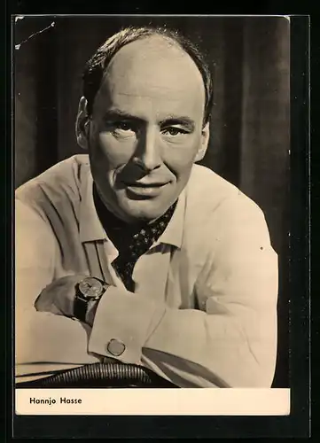 AK Schauspieler Hannjo Hasse angelehnt, lächelnd