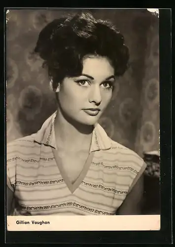 AK Schauspielerin Gillian Vaughan mit hochgestecktem Haar