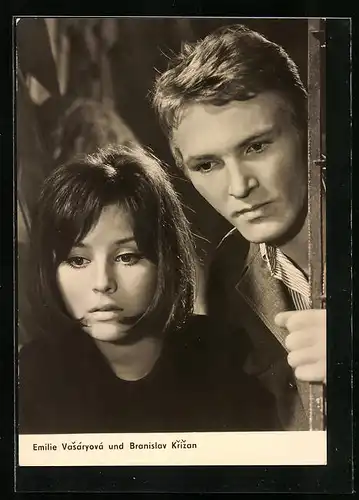 AK Schauspieler Emilie Vasaryova, Branislav Krizan schauen nach unten