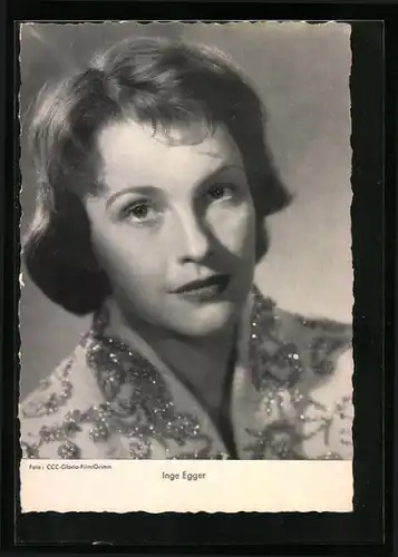 AK Schauspielerin Inge Egger in festlicher Kleidung