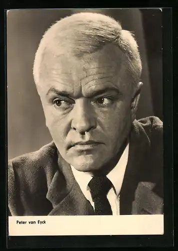 AK Schauspieler Peter van Eyck, ernst schauend