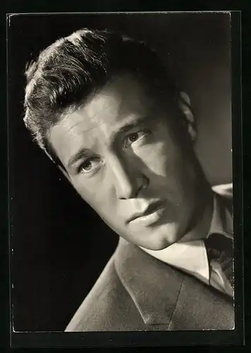 AK Schauspieler Hansjörg Felmy, ernst blickend