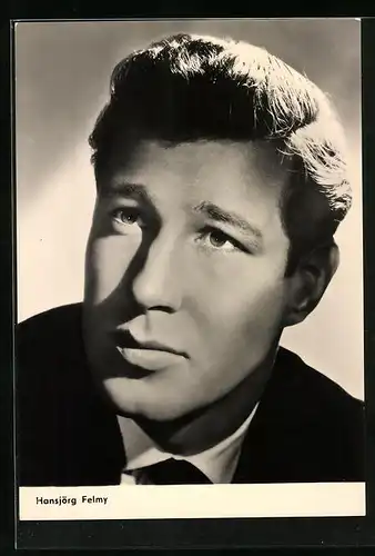 AK Schauspieler Hansjörg Felmy, ernst blickend
