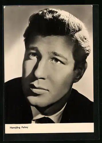 AK Schauspieler Hansjörg Felmy, ernst blickend