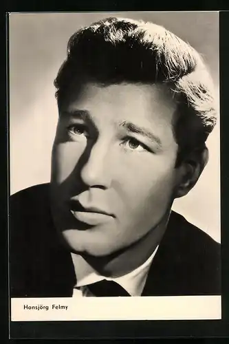 AK Schauspieler Hansjörg Felmy, ernst blickend