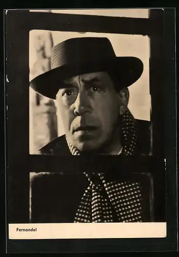 AK Schauspieler Fernandel schaut durch ein Fenster