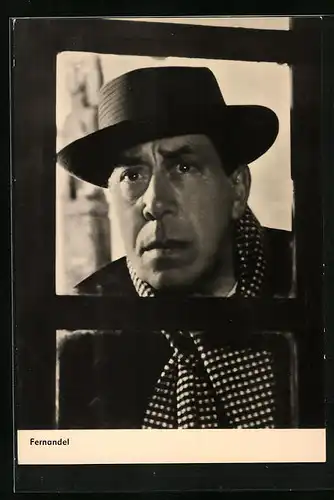 AK Schauspieler Fernandel schaut durch ein Fenster