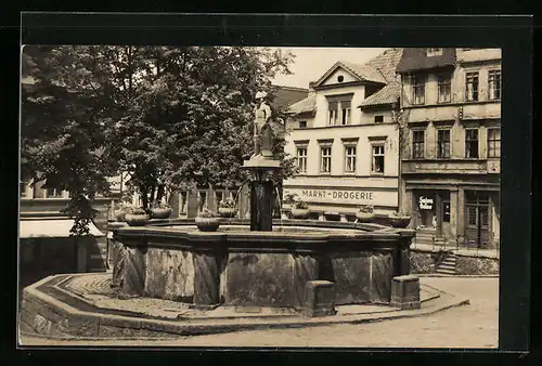 AK Pössneck /Thür., Marktbrunnen und Markt-Drogerie