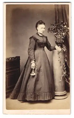 Fotografie unbekannter Fotograf und Ort, Portrait Dame im Biedermeierkleid mit Perlenkette