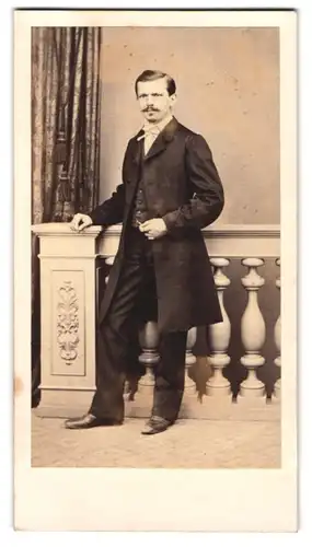 Fotografie unbekannter Fotograf und Ort, junger Mann im schwarzen Anzug mit heller Fliege und Moustache