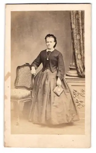 Fotografie unbekannter Fotograf und Ort, Portrait junge Frau im Biedermeierkleid mit Halskette und Haube