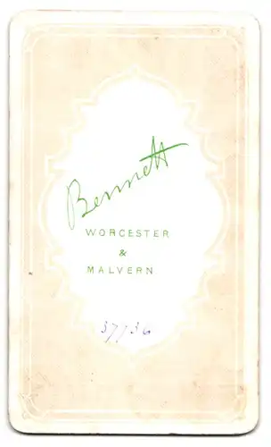 Fotografie Bennett, Worcester, hüsbche junge Engländerin im hellen Kleid mit Korkenzieherlocken