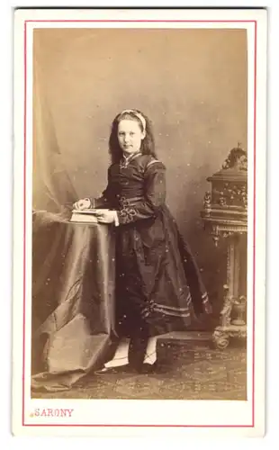 Fotografie Sarony, Scarborough, junges englisches Mädchen im dunklen Kleid mit offenen Haaren und Haarband