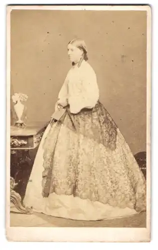 Fotografie Edwin Suttons, London, Regent Street 204, junge Engländerin im hellenb Kleid mit Tüll und Korkenzieherlocken