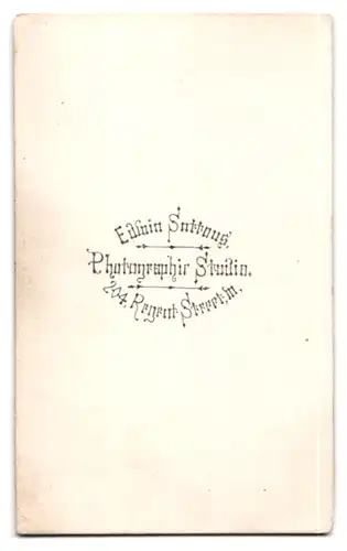 Fotografie Edwin Suttons, London, Regent Street 204, junge Engländerin im hellenb Kleid mit Tüll und Korkenzieherlocken