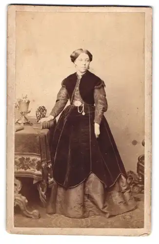 Fotografie Edwin Sutton, London, Regent Street 204, junge Engländerin im Samtenen Kleid mit Brosche
