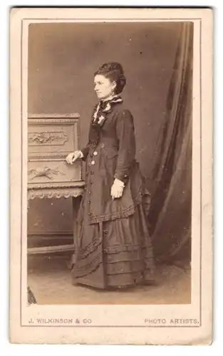 Fotografie J. Wilkinson & Co., Colne, junge englische Dame im Biedermeierkleid mit toupierten Haaren
