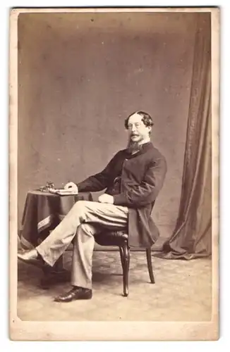 Fotografie A. H. Clarke, Ripon, Portrait englischer Herr im Anzug mit Kinnbart und Mittelscheitel