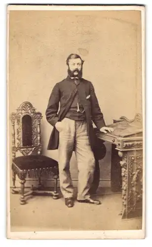 Fotografie J. & T. Spencer, Leicester, englischer Herr im Anzug mit Vollbart stehend im Atelier