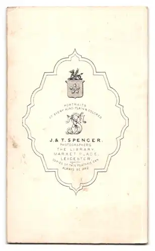 Fotografie J. & T. Spencer, Leicester, englischer Herr im Anzug mit Vollbart stehend im Atelier