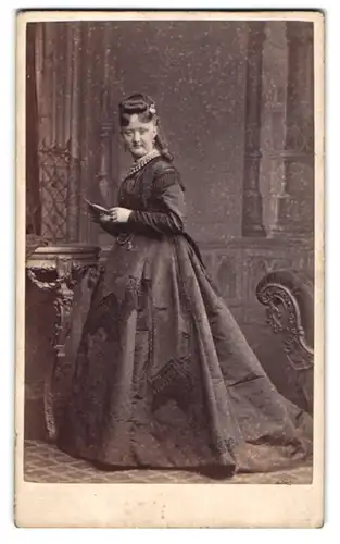Fotografie E. Gregson, Halifax, junge Dame im dunklen Biedermeierkleid mit Haartolle und Perlenkette