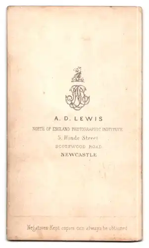 Fotografie A. D. Lewis, Newcastle, ältere Dame im schlichten Biedermeierkleid mit Haube sitzend am Tisch