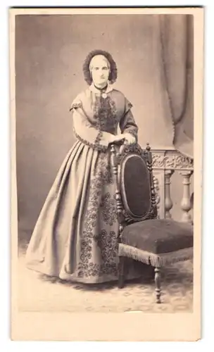 Fotografie unbekannter Fotograf und Ort, Portrait ältere Dame im bestickten Kleid mit Haube