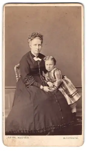 Fotografie Gebr. Matter, Mannheim, Mutter im Biedermeierkleid mit ihrer Tochter im karierten Kleid