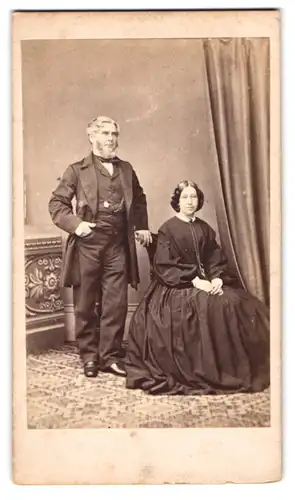 Fotografie A. Wyatt, Fareham, älteres Paar im schwarzen Biedermeierkleid und im Anzug mit Vollbart