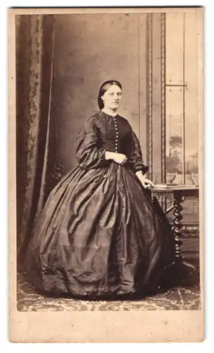 Fotografie A. Wyatt, Fareham, junge Frau im seidenen Reifrockkleid mit Haarnetz