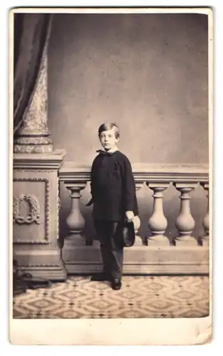 Fotografie M. D: Sutherland, Hull, junger englischer Knabe im dunklen Anzug mit Hut posiert im Atelier