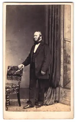 Fotografie M. D. Sutherland, Hull, Herr im dunklen Anzug mit Schifferkrause Bart