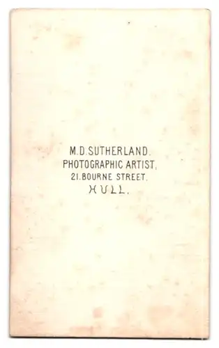 Fotografie M. D. Sutherland, Hull, Herr im dunklen Anzug mit Schifferkrause Bart