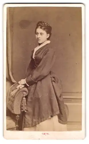 Fotografie J. Stegmann, Wien, junge Frau im dunklen Kleid mit Spitzenkragen und hochgesteckten Haaren
