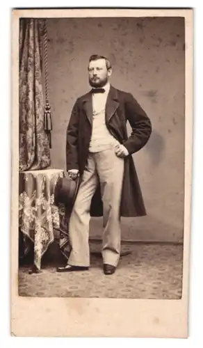Fotografie A. Höpfner & Co., Merseburg, Rossmarkt, Herr in heller Hose und Weste mit Hut und Vollbart