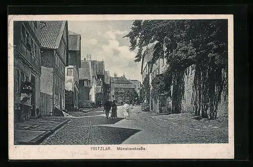 AK Fritzlar, Münsterstrasse mit Passanten