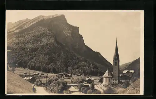 Foto-AK Au, Ortspartie mit Kirche und Berg
