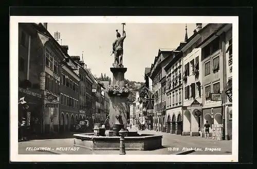 AK Feldkrich-Neustadt, Strassenpartie mit Geschäften und Brunnen