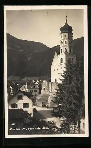 AK Bludenz, Partie mit Kriegerdenkmal und Kirche