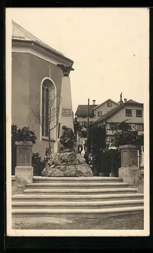 AK Lingenau, Kriegerdenkmal am Fusse der Kirche