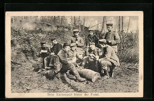 AK Soldaten beim Kartenspiel hinter der Front